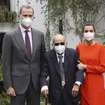 Brines recibió el Premio Cervantes en su casa de Oliva