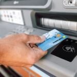Fíjate en este detalle al sacar dinero del cajero: detecta esta estafa antes de que sea demasiado tarde