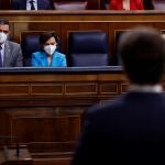 El presidente del Gobierno, Pedro Sánchez, y la vicepresidenta Carmen Calvo escuchan a Pablo Casado en el Congreso