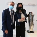 Francisco Salado, presidente de la Diputación; y Pepa Moreno, presidenta del Rincón Fertilidad, club de balonmano femenino