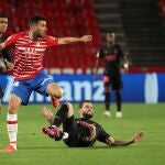 El delantero del Granada, Fede Vico (i), intenta llevarse el balón ante el defensa del Real Madrid, Nacho, en el Granada-Real Madrid de LaLiga