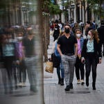 Gente pasea con mascarillas en la Gran Vía de Madrid.
