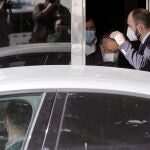 El exvicealcalde de Valencia, Alfonso Grau, a su salida de su domicilio tras el registro efectuado por agentes de la UCO que lo detuvieron inmediatamente, en el mes de mayo de este año.