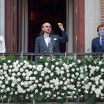 (I-D) La vicealcaldesa de Madrid, Begoña Villacís; el actor y director de cine Santiago Segura y el alcalde, José Luis Martínez-Almeida durante la lectura del pregón de las Fiestas de San Isidro 2021, en el balcón de la Casa, a 12 de mayo de 2021, en Madrid (España). La lectura del pregón es el pistoletazo de salida para la programación de unas fiestas que durarán hasta el próximo 16 de mayo y que estarán protagonizadas por la música, con más de 20 conciertos en los tres emplazamientos elegidos: Centro de Cultura Contemporánea Condeduque, Matadero Madrid y el auditorio del parque forestal de Entrevías. Las fiestas de San Isidro 2021 son las primeras que se celebran tras el parón provocado por la COVID-19 y todavía llegan marcadas por la pandemia, por lo que todas las actividades se llevarán a cabo en espacios aforados, respetando las medidas sanitarias que garanticen la seguridad en todos los eventos.13 DE MAYO DE 2021;SAN ISISDRO;ROMER