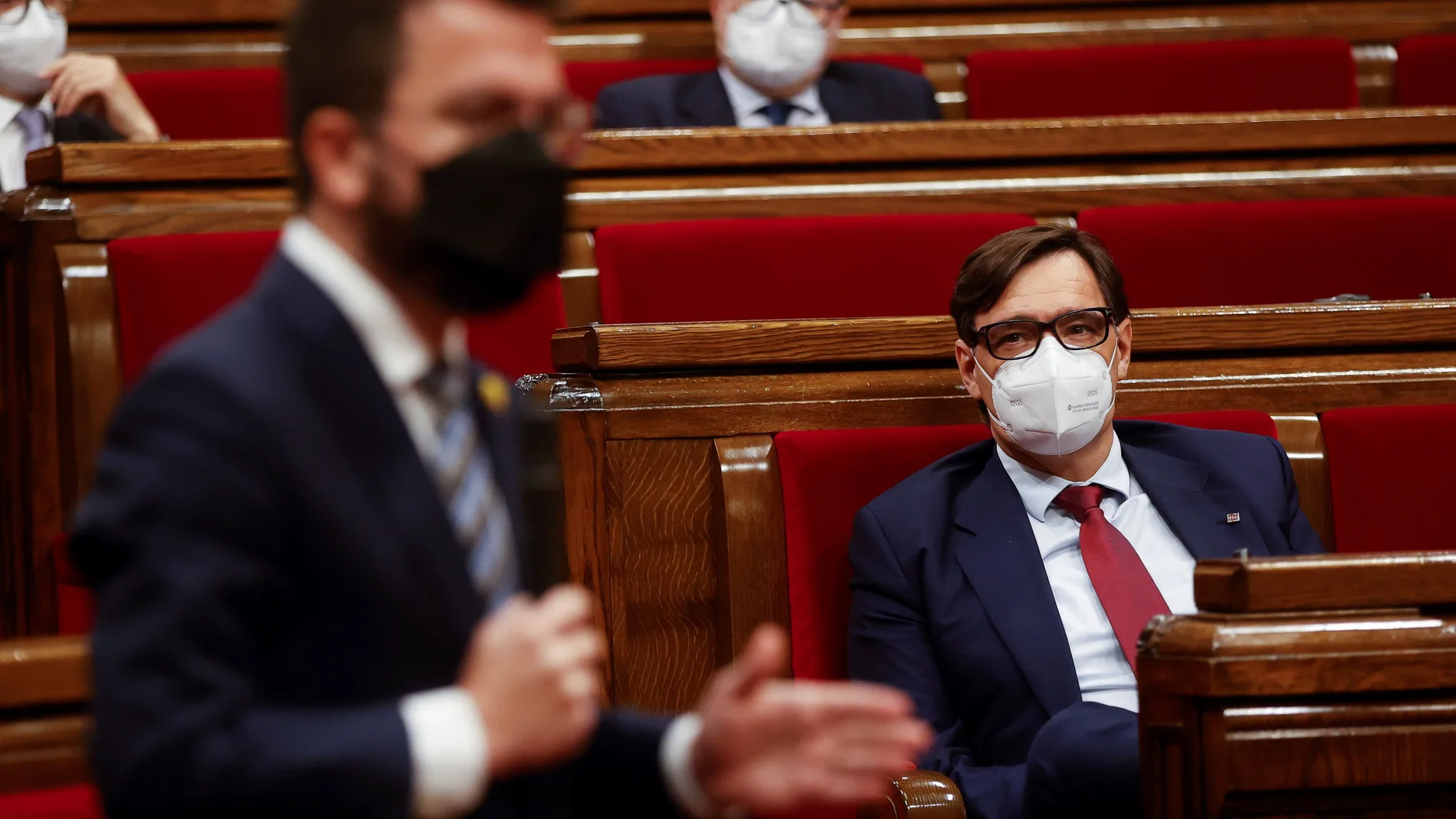 El vicepresidente del Govern en funciones, Pere Aragonès, responde a una pregunta del líder del PSC, Salvador Illa durante el pleno del Parlament de la semana pasada