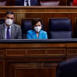 El presidente del Gobierno, Pedro Sánchez, y la vicepresidenta Carmen Calvo escuchan a Pablo Casado en el Congreso