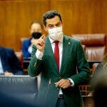 El presidente de la Junta, Juanma Moreno, responde a la preguntas de los grupos parlamentarios en la sesión de control al gobierno en el Parlamento andaluz