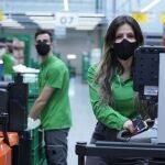 Mario y Coral, trabajadores de la Colmena de Getafe (Madrid) de servicio a domicilio