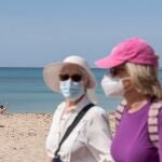 Turistas caminan por el paseo marítimo de la playa de Palma de Mallorca. EFE/ Atienza
