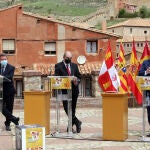 El presidente de la Junta de Castilla y León, Alfonso Fernández Mañueco, se reúne con el presidente del Gobierno de Aragón, Javier Lambán, y con el presidente de la Junta de Comunidades de Castilla-La Mancha, Emiliano García-Page, durante la rueda de prensa posterior a la reunión celebrada entre las tres instituciones