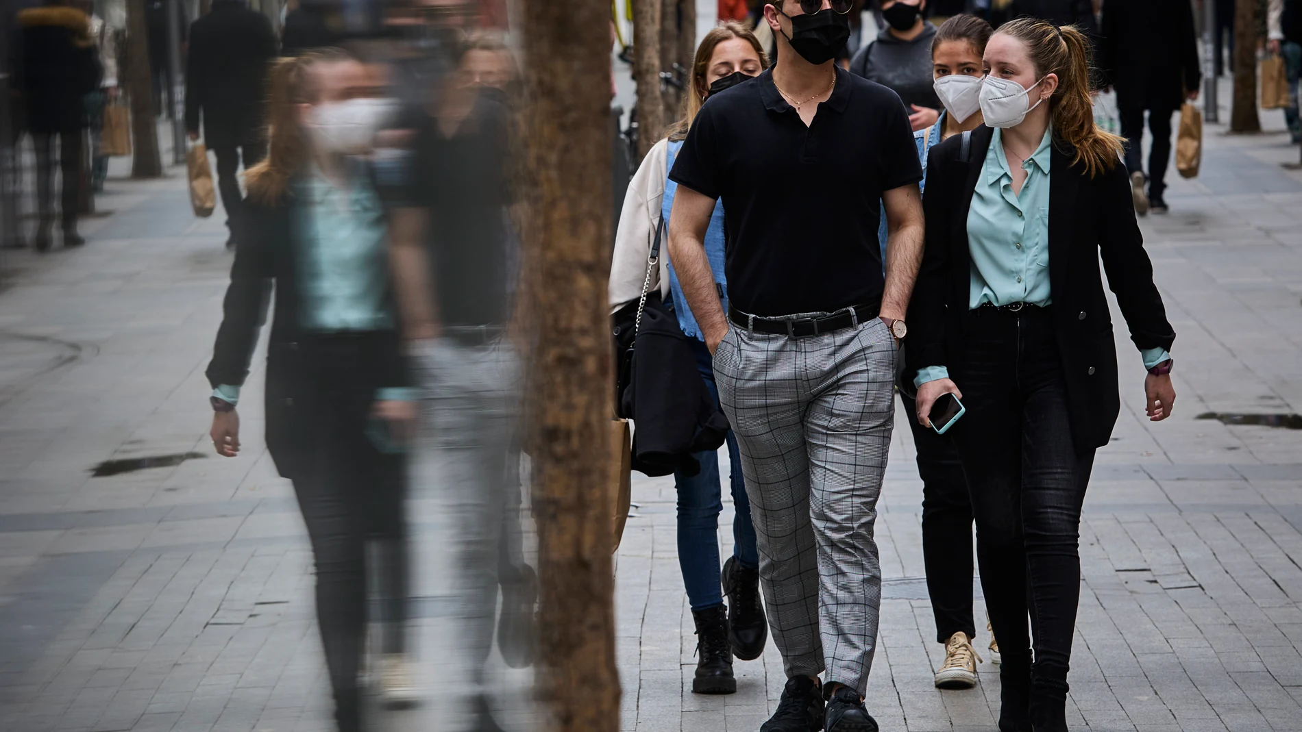 Gente pasea con mascarillas en la Gran Vía de Madrid.