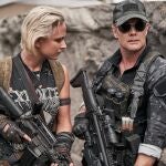 Nora Arneceder y Garret Dillahunt en "Ejército de los muertos"