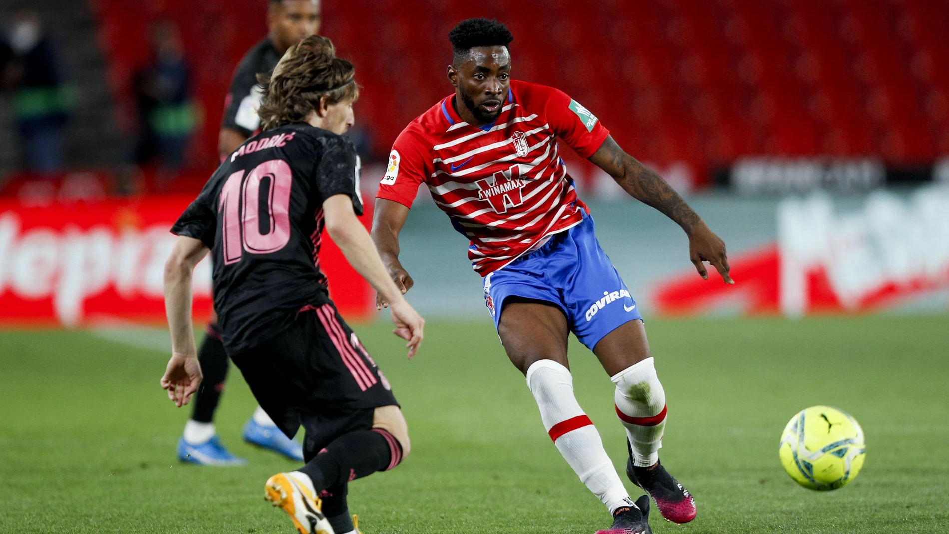 Yan Eteki con el Granada.