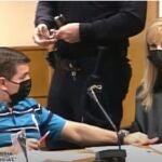 César Román coge la mano de su abogada, Ana Isabel Peña, tras el incidente con el ex novio de la víctima