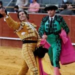 El diestro Morante de la Puebla (i) tras la lidia al primero de su lote, durante la corrida de toros de la Feria de San Isidro que se celebra ese viernes en el Palacio Vistalegre, en Madrid. EFE/Zipi