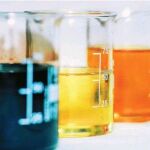 En el laboratorio se comprueba el resultado del proceso: a la izquierda, el aceite tal como llega a la planta. A la derecha, la base lubricante regenerada