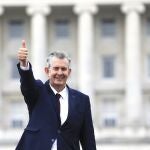 El nuevo líder del DUP, Edwin Poots, levanta el pulgar tras resultar vencedor, ayer