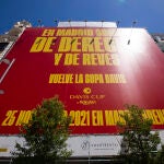 Ha colgado una enorme lona con el anuncio del torneo en la Gran Vía.