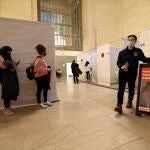 Varias personas hacen fila en un centro de vacunación el 12 de mayo en la estación Grand Central de Nueva York