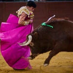 En la imagen, el torero Ginés Marín en el sexto toro de la tarde.Hoy jueves comienza la feria alternativa de San Isidro en el Palacio de Toros de Vistalegre en Madrid. Seis toros de la divisa salmantina esperan ya en los corrales del Palacio Vistalegre para ser lidiados por López Simón, Álvaro Lorenzo y Ginés Marín