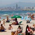 Los bañistas se han convertido este sábado, junto a los conductores, en los protagonistas del primer fin de semana completo sin el estado de alarma vigente, los primeros por la intensa circulación en varias carreteras españolas y los segundos al comenzar a acudir a las playas a disfrutar del buen tiempo como en esta de Benidorm (Alicante) . EFE / Manuel Lorenzo