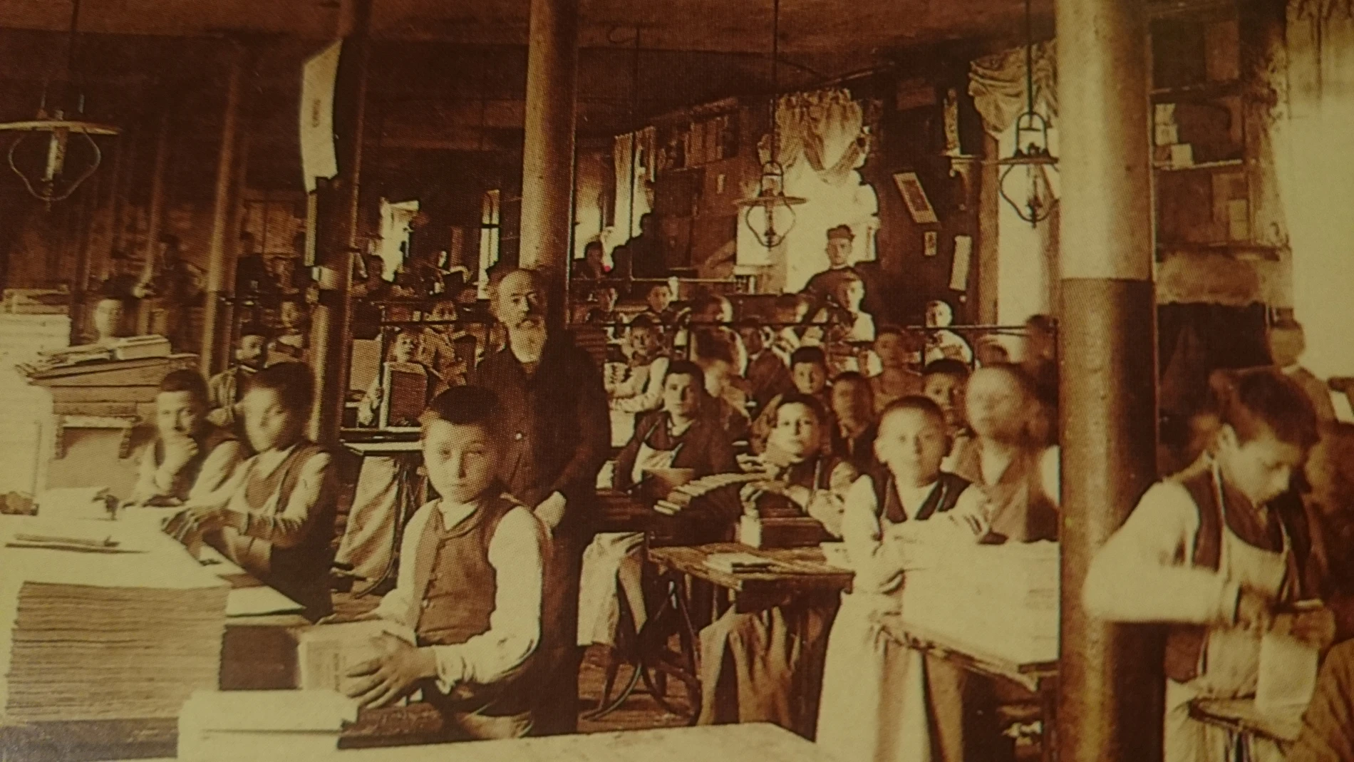 Carlo Gastini, en el centro de la imagen, con unos alumnos de la época