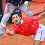 Djokovic demostró que está en plena forma y ganó a Tsitsipas y a Sonego el sábado, en cuartos y semifinales