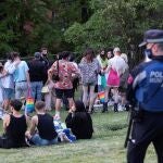 Un policía permanece en guardia en el parque de las Vistillas, en Madrid, durante el primer fin de semana completo sin estado de alarma. EFE/Rodrigo Jiménez