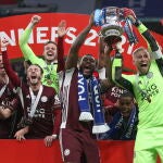 Los capitanes del Leicester, Wes Morgan y Kasper Schmeichel, levantan el trofeo de Copa