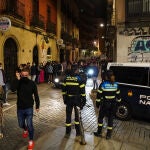 Dos policías locales de Salamanca, en una céntrica calle de la ciudad