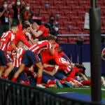 Los jugadores del Atlético celebran el gol de Luis Suárez