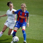 Arene Altonaga Etxebarria, del Eibar, y Maite Oroz del Real Madrid, durante el partido disputado en Valdebebas.