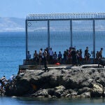 Un grupo de inmigrantes entra en Ceuta por el espigón