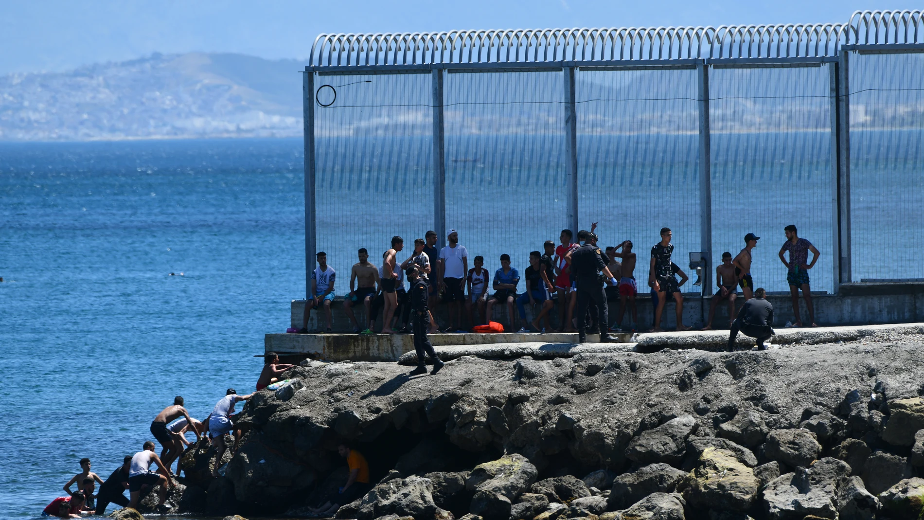 Un grupo de inmigrantes entra en Ceuta por el espigón