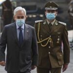 El presidente, Sebastián Piñera, llega al palacio de La Moneda después de las macrojornadas electorales del fin de semana en Chile