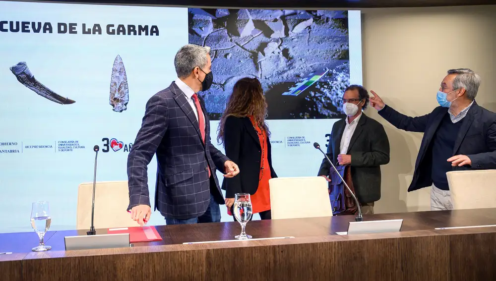 El vicepresidente regional y consejero de Universidades y Cultura, Pablo Zuloaga (i), junto a los directores de la excavación, Roberto Ontañón (d) y Pablo Arias