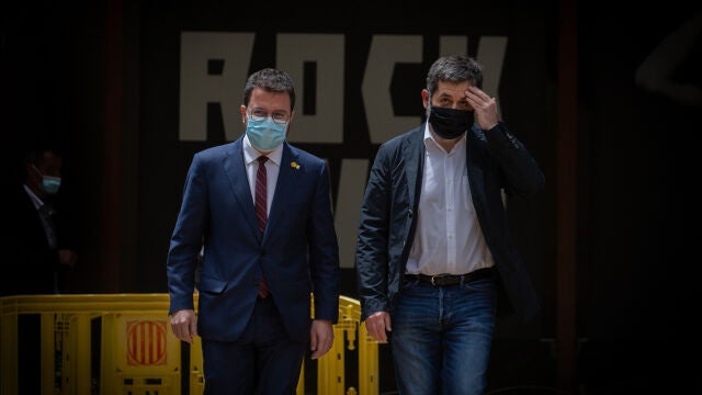 El president de la Generalitat en funciones, Pere Aragonès (i) y el secretario general de Junts, Jordi Sànchez (d) a su llegada a los jardines del Palau Robert.