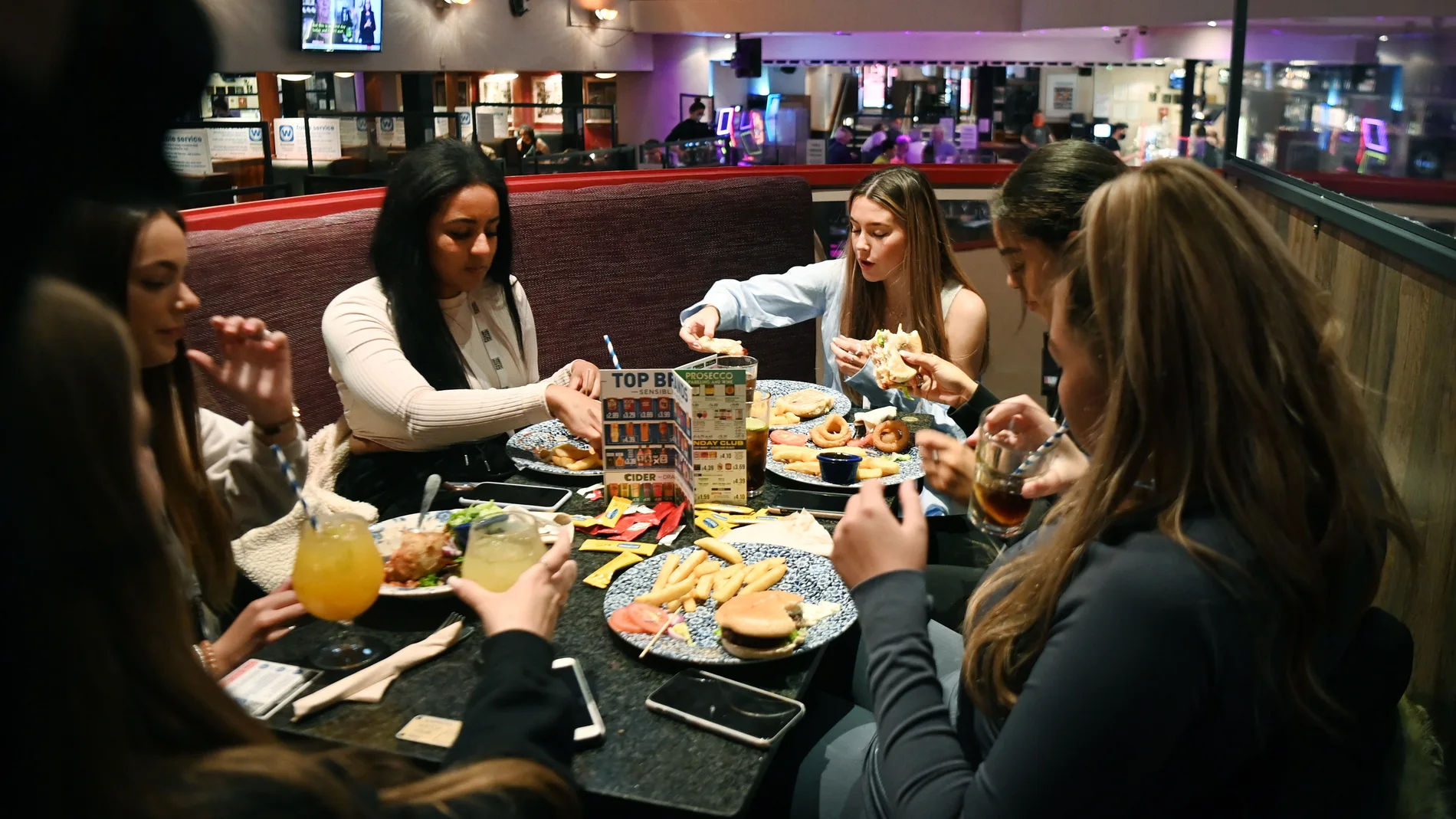 Británicos disfrutan de una comida dentro de un pub en Reino Unido