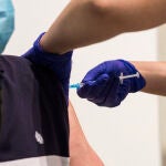 Una sanitaria administra una vacuna contra la Covid-19