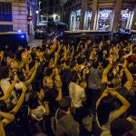 Centenares de personas se concentran a las puertas de la Comisaría de Policía Nacional de la Vía Layetana de Barcelona el 2 de octubre de 2017