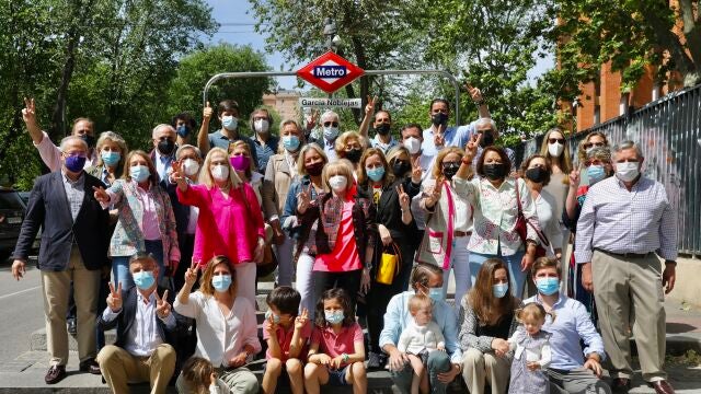 Parte de los García-Noblejas, el domingo en la parada de Metro que lleva su nombre