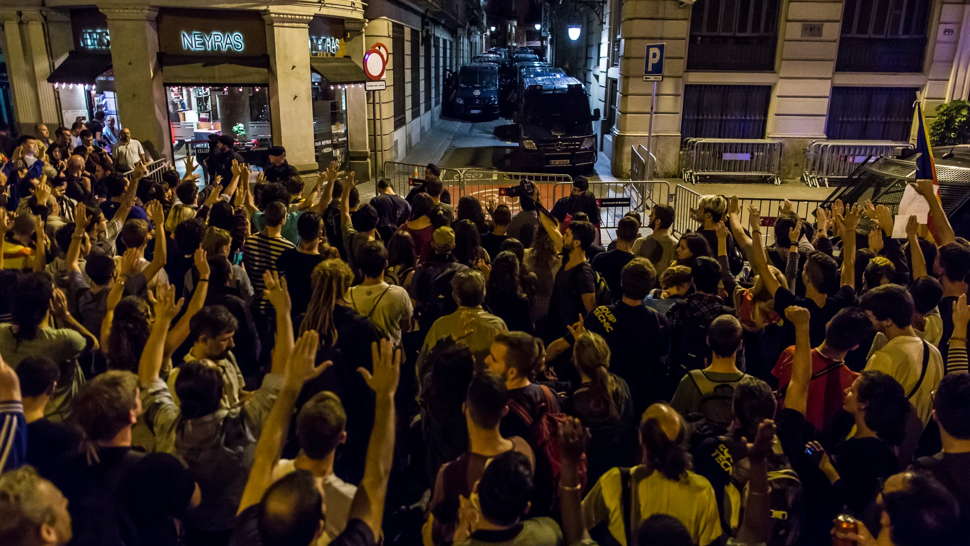 Protesta a las puertas de la Comisaría de Policía Nacional de la Vía Laietana de Barcelona