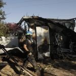 Los bomberos israelíes llegan al kibutz en el sur de Israel alcanzados por el lanzamiento de cohetes desde Gaza, que mataron a dos trabajadores tailandeses dentro de una planta de envasado en el sur de Israel