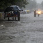 Una carretera inundada por el ciclón "Tauktae" en Ahmedabad (Gujarat)