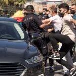 Varias personas se manifiestan contra la llegada del presidente del Gobierno, Pedro Sánchez, a Ceuta