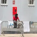 Un migrante en la Ciudad del Fútbol del Altos del Real a 18 de mayo de 2021, en Melilla (España).Ángela Ríos / Europa Press