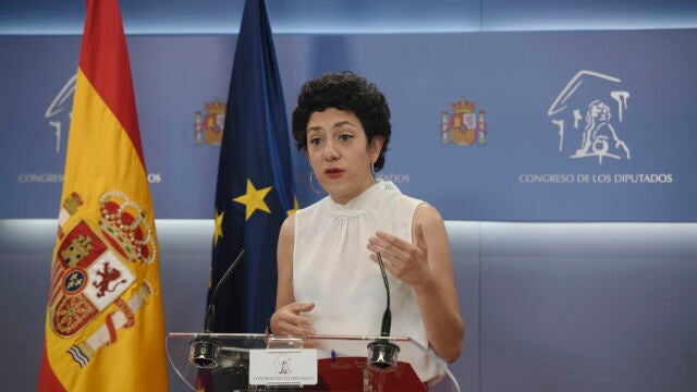La portavoz parlamentaria de Unidas Podemos, Aina Vidal, interviene en una rueda de prensa anterior a una Junta de Portavoces