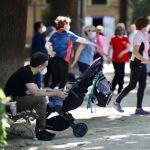 Un grupo de mayores practica gimnasia en la Plaza de Oriente de Madrid