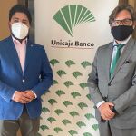 El presidente de AJE de Málaga, Ricardo Nandwani, y el director de Área de Málaga Centro Oriental de Unicaja Banco, José Antonio Gemar, en la firma del convenio