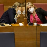 La nueva síndica del PP en Les Corts, Eva Ortiz, y la portavoz adjunta del PPCV, Elena Bastidas, durante la sesión parlamentaria de hoy